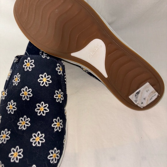Clarks Women's cloud steppers Breeze Shore Mule Navy Floral Canvas size 7 - Picture 3 of 4